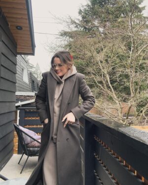 Chelsea Hobbs Instagram - It just started snowing. How ready are you for spring 😭 💐