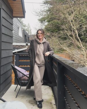 Chelsea Hobbs Instagram - It just started snowing. How ready are you for spring 😭 💐