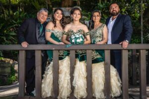 Chelsea Rendon Instagram - Mi familia ❤️
#DestineesQuince
📸 @ulisesriosproductions