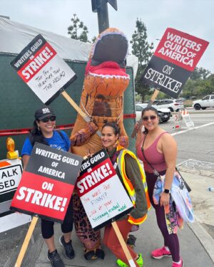 Chelsea Rendon Instagram - Even the dinosaurs support the writers!
#WGAStrong #SagAftramember #unionssupportingunions #WritersStrike ❤️✊🏽