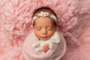 Chelsea Vale Instagram - 1 Month Old! I wish time would slow down already! You have given me so much joy little miss! 🩷🩷🩷🌹