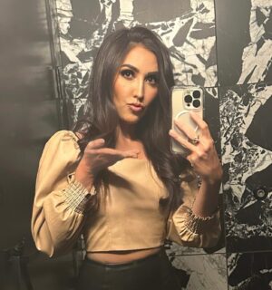 Chelsea Vale Instagram - New Year Wishes and Midnight Kisses💋 #2023