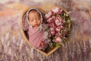 Chelsea Vale Instagram - 1 Month Old! I wish time would slow down already! You have given me so much joy little miss! 🩷🩷🩷🌹