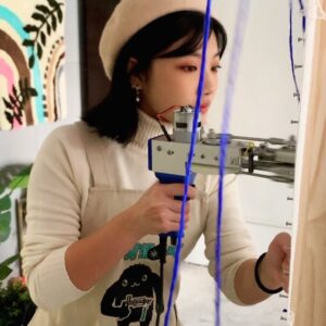 Chen Si Ling Instagram - 手作地毯初體驗🌻🧡

過程超療癒～～～～～～
我一整個超專心 完成之後真的成就感滿滿(๑˃̵ᴗ˂̵)♡

本來還擔心自己手太笨會搞砸
結果看看成品
嗯～看來我的手也沒有想像中那麼笨嘛嘿嘿ƪ(˘⌣˘)ʃ

還沒想好過年去哪裡玩的人快手刀預約 @babytufting 💗💗

#tufting #簇絨地毯 #手作 #療癒 #毛線 #花