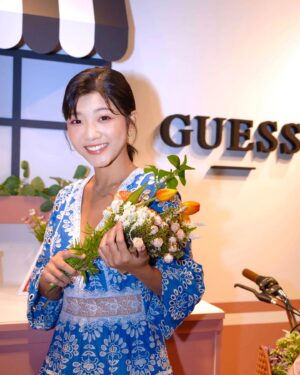 Chen Si Ling Instagram - 感謝 @guess 邀請🙏🏻🙏🏻🙏🏻💗💗
穿上GUESS春夏新款洋裝體驗花藝課程的我 看起來好有女人味🌷🌿
看最後一張 是不是整個氛圍都浪漫起來了🤣🤣🤣

第一次親手創作花藝作品真的很特別～
一樣的花材在不同的搭配下會綻放出不同的美妙
就像穿搭一樣，每個人都有獨特的個性和風格
無論是哪一種，GUESS的春夏新款都能完美詮釋你的個人魅力💃🏻🌞

#GUESS #SUMMERROMANCE
#LoveGUESS #GUESSTaiwan

👗 @guess 
💇🏻‍♀️ @_ivy_light