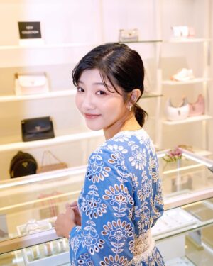 Chen Si Ling Instagram - 感謝 @guess 邀請🙏🏻🙏🏻🙏🏻💗💗
穿上GUESS春夏新款洋裝體驗花藝課程的我 看起來好有女人味🌷🌿
看最後一張 是不是整個氛圍都浪漫起來了🤣🤣🤣

第一次親手創作花藝作品真的很特別～
一樣的花材在不同的搭配下會綻放出不同的美妙
就像穿搭一樣，每個人都有獨特的個性和風格
無論是哪一種，GUESS的春夏新款都能完美詮釋你的個人魅力💃🏻🌞

#GUESS #SUMMERROMANCE
#LoveGUESS #GUESSTaiwan

👗 @guess 
💇🏻‍♀️ @_ivy_light