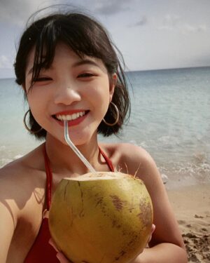 Chen Si Ling Instagram - 回來一週ㄌ🦦🍃

今年墾丁太陽超級大
我的肩膀跟背都燒焦ㄌ
但我超開心
😎😎😎❤️‍🔥❤️‍🔥❤️‍🔥

結果回來台北的第二天
在去工作的路上 邊走邊喊
「也太冷了吧！！！
拜託讓我回墾丁😵‍💫😵‍💫」

#放假有多開心收假就有多憂鬱 
#下週期中考加油💪🏼💪🏼💪🏼