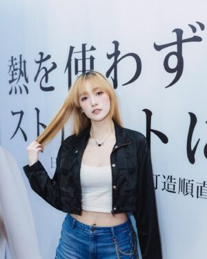 Chen-Yu Ge Instagram - 好物推薦時間🫶🏻
很開心這次受邀來美容展體驗strainia的系列商品✨
一到場就有專業人員為我解說各項產品細節，試用下來真的想趕快推薦給大家！

首先護理直髮噴霧跟護理直髮梳我真的超愛！因為我有自然捲又不太會用離子夾，很常趕時間就一頭炸毛，但有這兩樣神器我就可以輕鬆整理好出門🤩

再來是洗髮乳、潤髮乳，除了能改善毛躁 深層修護外，現場有放試聞瓶 真的好香～應該說他們家的產品都超香！一整天結束依然有著淡淡髮香❤️

很多人說頭髮是一個人第二張臉，做好保養很重要！
如果錯過美容展也沒關係，官網都可以購買～
之後也會在新光三越A11門市販售！推薦給有需要的大家🥰

#strainia #護理直髮梳 #直髮護理 #findthings找好物 #跟你一起購物的好朋友

📷 @sick_cloud
