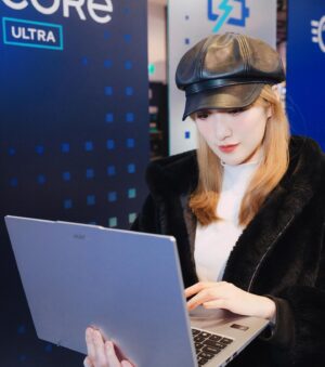 Chen-Yu Ge Instagram - 一直對電腦不太了解的我 今天終於來認識它了

拍攝前詢問工作人員如何操作 好多功能真的讓我驚呼連連，原來現在科技已經這麼發達了！（我怎麼感覺像古人😂
但不誇張 AI實在厲害！整個逛完實在好想入手一台！我也想變成科技達人啦🥹
⁡
尤其這款Swift Go 14電腦搭載Intel® Core™  UItra處理器，釋放全新AI體驗以及超輕盈機身，真的是在外行動的絕佳利器！內建Intel® Arc ™顯示卡，效能大幅增進！能夠輕鬆完成最繁重的任務🤩
⁡
💻Swift Go 14 詳細介紹✨
1 Go美型：輕1.32kg，薄14.9mm，優雅單手開合上蓋。
2 Go直覺：多媒體觸控板，輕鬆操控所有追劇功能。
3 Go睛彩：2.8K OLED螢幕，90%屏佔比。
4 Go智能：AcerSense智慧應用程式，Al功能一健啟動。
⁡
[AI PC GO挺你] 即日起～4/14，購買Swift Go指定機種
免費升級1TBSSD(市價：$2,200)，Acer旗艦專售店加碼送’’威力導演365訂閱版一年’’(市價：$1,980)，詳情請上 - https://bit.ly/4c6DLSn
⁡
@acer_taiwan 
#Acer #SwiftGo #Intel #IntelCoreUltra #IntelEvo #AIPC 
⁡
⁡
📷 @sick_cloud