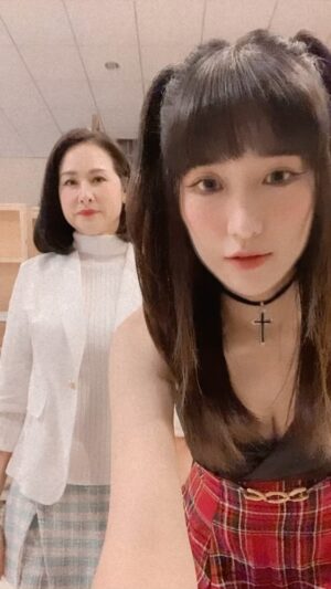 Chen-Yu Ge Instagram - 逼迫超正的母親大人一起拍reels
她每次都邊抗拒邊錄😹
