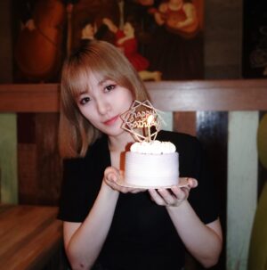 Chen-Yu Ge Instagram - 過去與你道別，未來向你招手。

時間好像從未停止奔跑
不知不覺六月又要離去
相較去年與今年 人事物變動太快
有走的 有留的 有來的
也許愛會消失 但真實存在過
過往種種皆是回憶 永不消逝
不論如何 真心祝福所有曾經同行的🍀