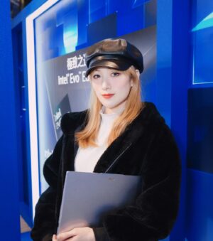 Chen-Yu Ge Instagram - 一直對電腦不太了解的我 今天終於來認識它了

拍攝前詢問工作人員如何操作 好多功能真的讓我驚呼連連，原來現在科技已經這麼發達了！（我怎麼感覺像古人😂
但不誇張 AI實在厲害！整個逛完實在好想入手一台！我也想變成科技達人啦🥹
⁡
尤其這款Swift Go 14電腦搭載Intel® Core™  UItra處理器，釋放全新AI體驗以及超輕盈機身，真的是在外行動的絕佳利器！內建Intel® Arc ™顯示卡，效能大幅增進！能夠輕鬆完成最繁重的任務🤩
⁡
💻Swift Go 14 詳細介紹✨
1 Go美型：輕1.32kg，薄14.9mm，優雅單手開合上蓋。
2 Go直覺：多媒體觸控板，輕鬆操控所有追劇功能。
3 Go睛彩：2.8K OLED螢幕，90%屏佔比。
4 Go智能：AcerSense智慧應用程式，Al功能一健啟動。
⁡
[AI PC GO挺你] 即日起～4/14，購買Swift Go指定機種
免費升級1TBSSD(市價：$2,200)，Acer旗艦專售店加碼送’’威力導演365訂閱版一年’’(市價：$1,980)，詳情請上 - https://bit.ly/4c6DLSn
⁡
@acer_taiwan 
#Acer #SwiftGo #Intel #IntelCoreUltra #IntelEvo #AIPC 
⁡
⁡
📷 @sick_cloud