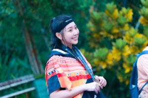 Cheney Song Instagram - 好像很久了
有很長一段時間沒有放任自己的凌亂於越野山徑裡

那些期盼啊、無助啊與不安啊
全都在聚焦又散射中恍惚惚的排隊

反正時間分秒不差相遇的那一刻
就是得跨出步伐往前邁進

昨日在喜歡的雨天中
放任自己的感受和步調

和自己說好的原本相差了8分鐘51秒
但沒有也沒關係了

不再執著於無法抵達理想成績與渴望一定要有名次的手足無措
在一連串失去的同時我擁有更多的感動
回頭瞧見了那始終的溫暖與擁有

昨天的大家
真的謝謝

願意喊宋城希這名字的人
願意對我說我真的好棒的人
願意跟我說聲加油我可以的人
願意和我合照讓我霸佔你們的手機容量
願意照顧我、疼我、陪在我身邊、幫我這水怪拿水、借我手機的人

謝謝願意在這調皮搗蛋的雨滴中堅守崗位的工作人員們
謝謝願意一年又一年於今年邁入第8年舉辦這無與倫比的 #虎豹越野雙棲挑戰賽  @weijay1025 

嘿～
我繼續等
始終等著那沒有受限的結果：）。

30公里
04:08:51
第13名作收。

攝影/ @eikawa_4