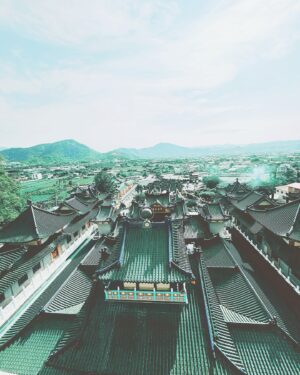 Cheney Song Instagram - 「君不見，獨木舟，古物蒼然水中央，不管地老與天荒。
溯洄原始感無窮，等閒我欲頻飛渡，擬向青天騎白龍。」—李碩卿

一個人
以及
總會有人
。