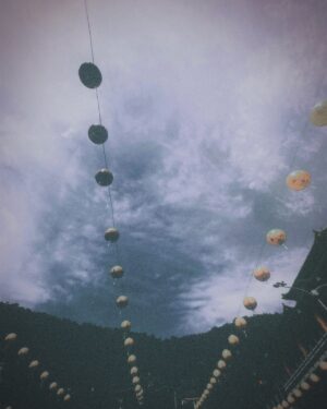 Cheney Song Instagram - 「君不見，獨木舟，古物蒼然水中央，不管地老與天荒。
溯洄原始感無窮，等閒我欲頻飛渡，擬向青天騎白龍。」—李碩卿

一個人
以及
總會有人
。