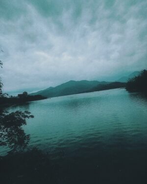 Cheney Song Instagram - 「君不見，獨木舟，古物蒼然水中央，不管地老與天荒。
溯洄原始感無窮，等閒我欲頻飛渡，擬向青天騎白龍。」—李碩卿

一個人
以及
總會有人
。