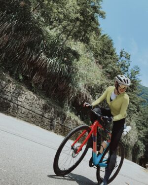 Cheney Song Instagram - 以前迷路時
總是懊惱自己的愚笨伴隨著不安的情緒

現在迷路時
已經開始老神在在和感受當下的賦予

選擇不跟我的如常去爭執了

如果迷路是我的天份
那就繼續吧（伸懶腰）
反正不過就是多騎乘/多跑幾公里而已

自己確實很需要加強
那就是我的必須（燦笑）

抵達後寫了張明信片給自己
那個原來我也可以：就算慢了點也沒關係的自己。

新竹縣橫山鄉7-11豐沛門市⮕東峰路⮕南清公路⮕喜翁道路⮕張學良文化園區⮕清石道路⮕張學良文化園區⮕喜翁道路⮕南清公路⮕大鹿林道⮕南清公路⮕觀霧森林區遊客中心⮕南清公路⮕大鹿林道8.5k

@frontier_sportswear 
@rudy_project_taiwan