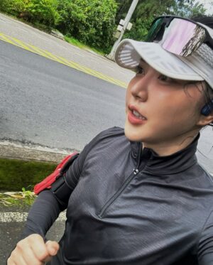 Cheney Song Instagram - 「吶，你喜歡跑步嗎？」 
「なあ 走るの好きか 」
開頭的這句話是如此那麼深刻。

每回抵達新的環境
總喜歡穿上跑鞋踩踏著步伐去探索周遭
著實把屬於自己的好奇與攫取淋淋盡致的揮灑

「人畢竟無法和别人共享速度與節奏，這一切只屬於自己。」—強風吹佛

面臨舊傷復發的情況
已不再尤人亦或者認為自己無用
於現在的我來說
慢一點也沒關係了
只要還能跑就好（笑）

「你聽好，過去和風評都是死的，但你是活的；不要被它們影響，不要回頭。你要變得比現在更强。」—強風吹佛

繼續單純而為吧（燦笑）

只要繼續願意
所在的地方都會成為自己的跑道

儘管跑步是很寂寞的運動
但不會止步的：）