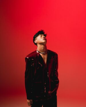 Cheng Chang Fan Instagram - My new single “Drown in love” is out now !!! Hope you guys love it as much as I do.
#musicvideo coming soon🔥🐲

全新單曲已經在各大平台推出了！期待一下接下來MV 的播出！你們一定會愛死🔥🐲