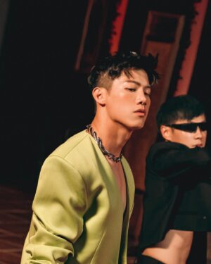 Cheng Chang Fan Instagram - My new single “Drown in love” is out now !!! Hope you guys love it as much as I do.
#musicvideo coming soon🔥🐲

全新單曲已經在各大平台推出了！期待一下接下來MV 的播出！你們一定會愛死🔥🐲