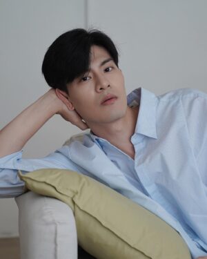 Cheng-Yang Wu Instagram - 假日就想像這樣賴在沙發上

最近看了好多舊片
補了很多經典電影
還有一些喜歡的導演以前拍過的電影
大家有什麼必看電影口袋名單嗎？