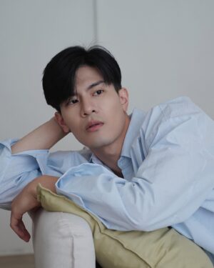 Cheng-Yang Wu Instagram - 假日就想像這樣賴在沙發上

最近看了好多舊片
補了很多經典電影
還有一些喜歡的導演以前拍過的電影
大家有什麼必看電影口袋名單嗎？