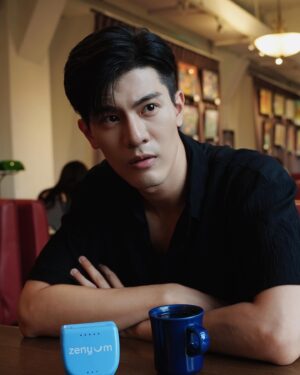 Cheng-Yang Wu Instagram - Zenyum 牙套之旅也接近尾聲了
從一開始的各種不適應到現在好像沒戴會沒安全感
人真是很有趣的物種
大家覺得我牙齒有沒有變整齊了呀？

一直以來還是很多朋友會問我Zenyum 隱形牙套的很多問題
我也大概統整一下跟大家分享
它的隱形牙套療程是均一價、透明收費
不會因為所在地或診所不同而有不同價錢
看完診還能透過3D治療計畫動畫預覽配戴後的牙齒排列
滿意此計畫後才需支付隱形牙套療程的費用
可以先在線上做初步線上評估，也完全免費唷

配戴時
透過「Zenyum App」達到遠端監控
並且專業團隊會即時回應並協助處理配戴者過程中的任何問題
像我這次戴到後來覺得牙齒還沒如預期到達位置
也是馬上聯絡來預約診所處理
非常便利！！

優惠活動又來囉！
 
Zen友團結季，折扣由你定！
即日起至12/31，除了隱形牙套療程折扣最高18,000，活動期間完成下方指定任務累積「微笑積分」，總積分達獎金解鎖門檻，最高每人再領6,000活動獎金現金返還，隱形牙套療程費用最低只要6萬元！
 
● 微笑任務一：完成初次約診，可獲得微笑積分一分
● 微笑任務二：完成初次看診，可獲得微笑積分二分
● 微笑任務三：完成付款隱形牙套療程，可獲得微笑積分三分
 
有興趣的人快透過我的專屬連結完成免費線上評估，5分鐘即可快速完成！
🔗：https://bit.ly/3rPZnjw （也可以到限動直接點選喔）

快把握2023年末最優惠！一起踏上牙套之旅

@zenyum.tw 
#隱形牙套 #ZenyumTW #Zenの透明均一收費_微笑升級不買貴 #國考認Zen夥伴_專業才能心安