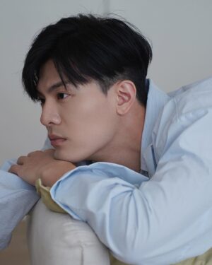 Cheng-Yang Wu Instagram - 假日就想像這樣賴在沙發上

最近看了好多舊片
補了很多經典電影
還有一些喜歡的導演以前拍過的電影
大家有什麼必看電影口袋名單嗎？