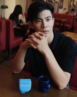 Cheng-Yang Wu Instagram - Zenyum 牙套之旅也接近尾聲了
從一開始的各種不適應到現在好像沒戴會沒安全感
人真是很有趣的物種
大家覺得我牙齒有沒有變整齊了呀？

一直以來還是很多朋友會問我Zenyum 隱形牙套的很多問題
我也大概統整一下跟大家分享
它的隱形牙套療程是均一價、透明收費
不會因為所在地或診所不同而有不同價錢
看完診還能透過3D治療計畫動畫預覽配戴後的牙齒排列
滿意此計畫後才需支付隱形牙套療程的費用
可以先在線上做初步線上評估，也完全免費唷

配戴時
透過「Zenyum App」達到遠端監控
並且專業團隊會即時回應並協助處理配戴者過程中的任何問題
像我這次戴到後來覺得牙齒還沒如預期到達位置
也是馬上聯絡來預約診所處理
非常便利！！

優惠活動又來囉！
 
Zen友團結季，折扣由你定！
即日起至12/31，除了隱形牙套療程折扣最高18,000，活動期間完成下方指定任務累積「微笑積分」，總積分達獎金解鎖門檻，最高每人再領6,000活動獎金現金返還，隱形牙套療程費用最低只要6萬元！
 
● 微笑任務一：完成初次約診，可獲得微笑積分一分
● 微笑任務二：完成初次看診，可獲得微笑積分二分
● 微笑任務三：完成付款隱形牙套療程，可獲得微笑積分三分
 
有興趣的人快透過我的專屬連結完成免費線上評估，5分鐘即可快速完成！
🔗：https://bit.ly/3rPZnjw （也可以到限動直接點選喔）

快把握2023年末最優惠！一起踏上牙套之旅

@zenyum.tw 
#隱形牙套 #ZenyumTW #Zenの透明均一收費_微笑升級不買貴 #國考認Zen夥伴_專業才能心安