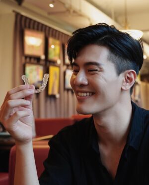 Cheng-Yang Wu Instagram - Zenyum 牙套之旅也接近尾聲了
從一開始的各種不適應到現在好像沒戴會沒安全感
人真是很有趣的物種
大家覺得我牙齒有沒有變整齊了呀？

一直以來還是很多朋友會問我Zenyum 隱形牙套的很多問題
我也大概統整一下跟大家分享
它的隱形牙套療程是均一價、透明收費
不會因為所在地或診所不同而有不同價錢
看完診還能透過3D治療計畫動畫預覽配戴後的牙齒排列
滿意此計畫後才需支付隱形牙套療程的費用
可以先在線上做初步線上評估，也完全免費唷

配戴時
透過「Zenyum App」達到遠端監控
並且專業團隊會即時回應並協助處理配戴者過程中的任何問題
像我這次戴到後來覺得牙齒還沒如預期到達位置
也是馬上聯絡來預約診所處理
非常便利！！

優惠活動又來囉！
 
Zen友團結季，折扣由你定！
即日起至12/31，除了隱形牙套療程折扣最高18,000，活動期間完成下方指定任務累積「微笑積分」，總積分達獎金解鎖門檻，最高每人再領6,000活動獎金現金返還，隱形牙套療程費用最低只要6萬元！
 
● 微笑任務一：完成初次約診，可獲得微笑積分一分
● 微笑任務二：完成初次看診，可獲得微笑積分二分
● 微笑任務三：完成付款隱形牙套療程，可獲得微笑積分三分
 
有興趣的人快透過我的專屬連結完成免費線上評估，5分鐘即可快速完成！
🔗：https://bit.ly/3rPZnjw （也可以到限動直接點選喔）

快把握2023年末最優惠！一起踏上牙套之旅

@zenyum.tw 
#隱形牙套 #ZenyumTW #Zenの透明均一收費_微笑升級不買貴 #國考認Zen夥伴_專業才能心安