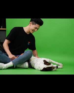 Cheng-Yang Wu Instagram - 還沒等到公益月曆開賣
跟我合照的「跳跳」就離開我們了

那天因為我有接觸流浪狗狗的經驗，所以安排一隻曾受虐過比較警戒的狗狗跟我一起拍，一開始照著主人的指示跟他親近，到後來一起拍照時他甚至還翻肚給我摸，整個拍攝過程變得非常順利，心裡覺得很開心也很感動，就跟我的工作常常研究人的行為一樣，有時一個人會有攻擊行為通常來自於曾經受過的傷，當他被理解被安撫後，他也能成為更好的自己變得溫柔，所以所有的生物都該用愛被溫柔對待。現在，他離開我們了，很開心曾經和跳跳留下美好的回憶，我相信他後來的日子一定過得很幸福，在充滿愛的地方結束一生。

去年，由毛小孩不孤單志工團主辦、模體文創發行的公益年曆首次發行便大獲好評，今年製作團隊再次攜手，邀請13位來自不同專業領域的朋友們來協助拍攝2024公益年曆，不分職業一同為動物發聲，邀請你也一起加入，年曆所得扣除成本後，將會全數捐給流浪動物救助團體。

2024毛小孩不孤單，有我在，請抱緊處理公益年曆
年曆預購自9/10起至10/19止 ; 10/20開始分批出貨

預購網站
https://sanpaul.cyberbiz.co/products/2024holdmetight

@twonlyloveanimals 
#毛小孩不孤單