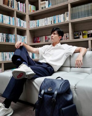 Cheng-Yang Wu Instagram - 在穿著搭配時
包包也是自己很常使用的單品

外出工作時
就很喜歡以後背包作為搭配
這款 @gucci 後背包
除了造型顏色都是我很喜歡的之外
而且還很耐用耐裝

其實男人的造型也可以很多變
只要善用單品就能讓自己的外型有亮點

#gucci