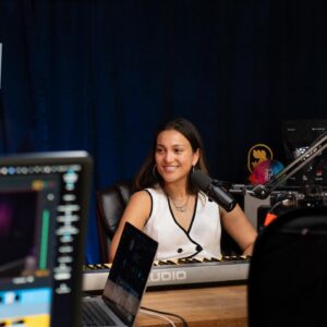 Chente Ydrach Instagram - Algo diferente!! La pianista misteriosa que conocimos En los conciertos de Bad Bunny le llega al estudio a hablar de TODOO!! Su carrera es mucho más de lo que te imaginas. @tiffanyromanlouk en la casota!!!
