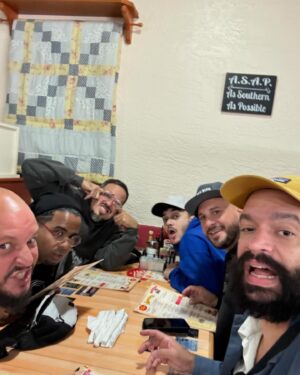 Chente Ydrach Instagram - El 2do fin de semana acaba de empezar. 
1. En un diner en la puñeta en Florida
2. Las plazas son pa’ usarse. Nosotros en el Totem. 
3. Los @boricuasinorlando con los mejores hoodies. 
4. @djluian le cayó (Zuleyka no vino ☹️)
5. @elunicociegoqveloqnoseve VIÓ el show (y participó)
6. ¿Quién es más lindo: @niogarcia o yo? (Kiko dice q yo)