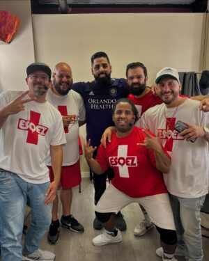 Chente Ydrach Instagram - El 2do fin de semana acaba de empezar. 
1. En un diner en la puñeta en Florida
2. Las plazas son pa’ usarse. Nosotros en el Totem. 
3. Los @boricuasinorlando con los mejores hoodies. 
4. @djluian le cayó (Zuleyka no vino ☹️)
5. @elunicociegoqveloqnoseve VIÓ el show (y participó)
6. ¿Quién es más lindo: @niogarcia o yo? (Kiko dice q yo)