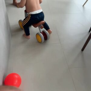 Chente Ydrach Instagram - No hay dinero ni logro profesional que supere esto. Yo estuve una vida diciendo que “odiaba los niños” hasta que me convertí en papá y entendí todo. Inclusive, hasta entendí el amor de mis padres hacia mí y mi hermana. Es incalculable. El amor que le tiene un padre a un hijo es superior al que un hijo le tiene a un padre (o madre). NO HAY BREAK. La pompiaera de salir del trabajo y ver al nene es algo completamente novedoso para mí y no lo cambiaría por nada en el mundo. Vero puñeta GRACIAS. Te amo cada día más. 
Feliz Día de los Padres. 
❤️❤️❤️