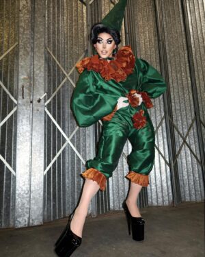 Cherry Valentine Instagram - It’s all just a bit of thomas foolery to be honest 🤡 clowning around 🤡 it’s all jester joke 🤡 going for the juggler 🤡 the puns are endless

Thank u @misterjoeblack for the most fabulous clown suit 😱