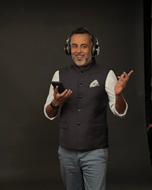 Chetan Bhagat Instagram - Lag nahi raha bilkul but I guess I am 50 after all! What an incredible adventure this life has been so far. Ups and downs but mostly good and so grateful for that. Happy birthday to one of the most awesome people I know, me! 🤍