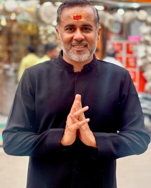 Chetan Bhagat Instagram - Amazing day in Varanasi recording a show for @abpnewsindia and then doing darshan and getting blessings at the Kashi Vishwanath Temple. Followed by lassi. Of course, so many memories of Revolution 2020.