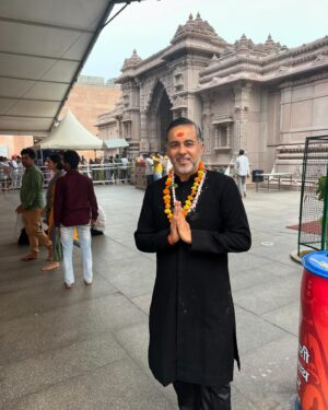 Chetan Bhagat Instagram - Amazing day in Varanasi recording a show for @abpnewsindia and then doing darshan and getting blessings at the Kashi Vishwanath Temple. Followed by lassi. Of course, so many memories of Revolution 2020.