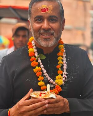 Chetan Bhagat Instagram - Amazing day in Varanasi recording a show for @abpnewsindia and then doing darshan and getting blessings at the Kashi Vishwanath Temple. Followed by lassi. Of course, so many memories of Revolution 2020.