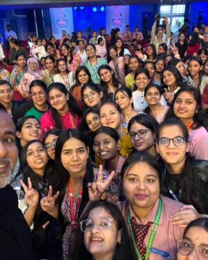 Chetan Bhagat Instagram - Amazing day in Varanasi recording a show for @abpnewsindia and then doing darshan and getting blessings at the Kashi Vishwanath Temple. Followed by lassi. Of course, so many memories of Revolution 2020.