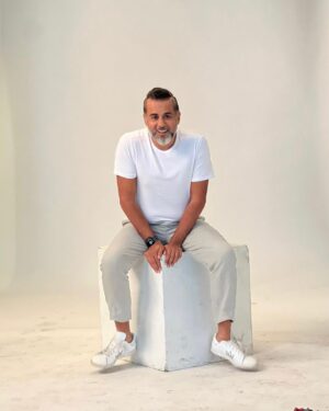 Chetan Bhagat Instagram - Lag nahi raha bilkul but I guess I am 50 after all! What an incredible adventure this life has been so far. Ups and downs but mostly good and so grateful for that. Happy birthday to one of the most awesome people I know, me! 🤍