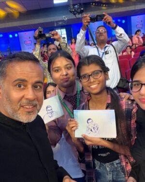 Chetan Bhagat Instagram - Amazing day in Varanasi recording a show for @abpnewsindia and then doing darshan and getting blessings at the Kashi Vishwanath Temple. Followed by lassi. Of course, so many memories of Revolution 2020.