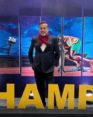 Chetan Bhagat Instagram - Lag nahi raha bilkul but I guess I am 50 after all! What an incredible adventure this life has been so far. Ups and downs but mostly good and so grateful for that. Happy birthday to one of the most awesome people I know, me! 🤍