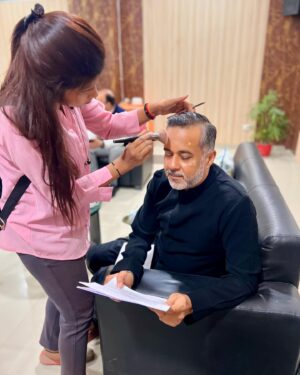 Chetan Bhagat Instagram - Amazing day in Varanasi recording a show for @abpnewsindia and then doing darshan and getting blessings at the Kashi Vishwanath Temple. Followed by lassi. Of course, so many memories of Revolution 2020.