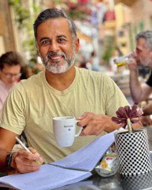 Chetan Bhagat Instagram - Lag nahi raha bilkul but I guess I am 50 after all! What an incredible adventure this life has been so far. Ups and downs but mostly good and so grateful for that. Happy birthday to one of the most awesome people I know, me! 🤍