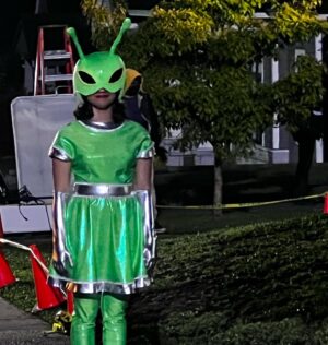 Cheyenne Isabel Wells Instagram - Little appreciation post for Martian Olivia💚 one of my favorite costumes @pinkladiescostumes @smawkins 

If you haven’t watched yet i would binge, these episodes just keep getting better! Episode 5 out now, use code PINKLADIES to get one month free on @paramountplus 💋