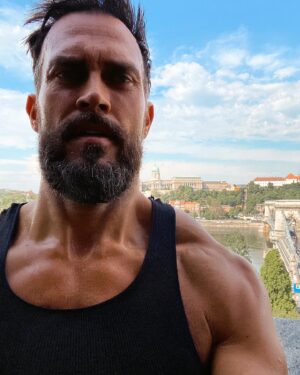 Cheyenne Jackson Instagram - jó reggelt gyönyörű Budapest
