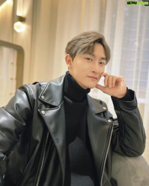 Chi-Sheng Mao Instagram - 有你們的陪伴是我勇往直前的動力，努力的改變自己，讓自己更好！找到適合自己的保養方式很重要，答應我「一起變得更好，好嗎?」大家喜歡夏商舟的側顏殺嗎？@dr.garyyoung 交給你了！
寫真書預購在主頁有連結喔
#肉毒桿菌素拉提 #小臉 
#久明美容醫學 #久明診所